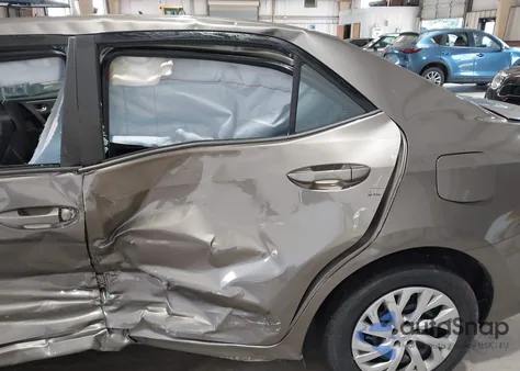 2018 Toyota Corolla Le z USA, uszkodzony, nr VIN 2T1BURHE7JC119155